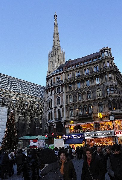 DSC01112 01.JPG - A Stphansdom 136 m. magas tornya. A másik tornya befejezetlen maradt.